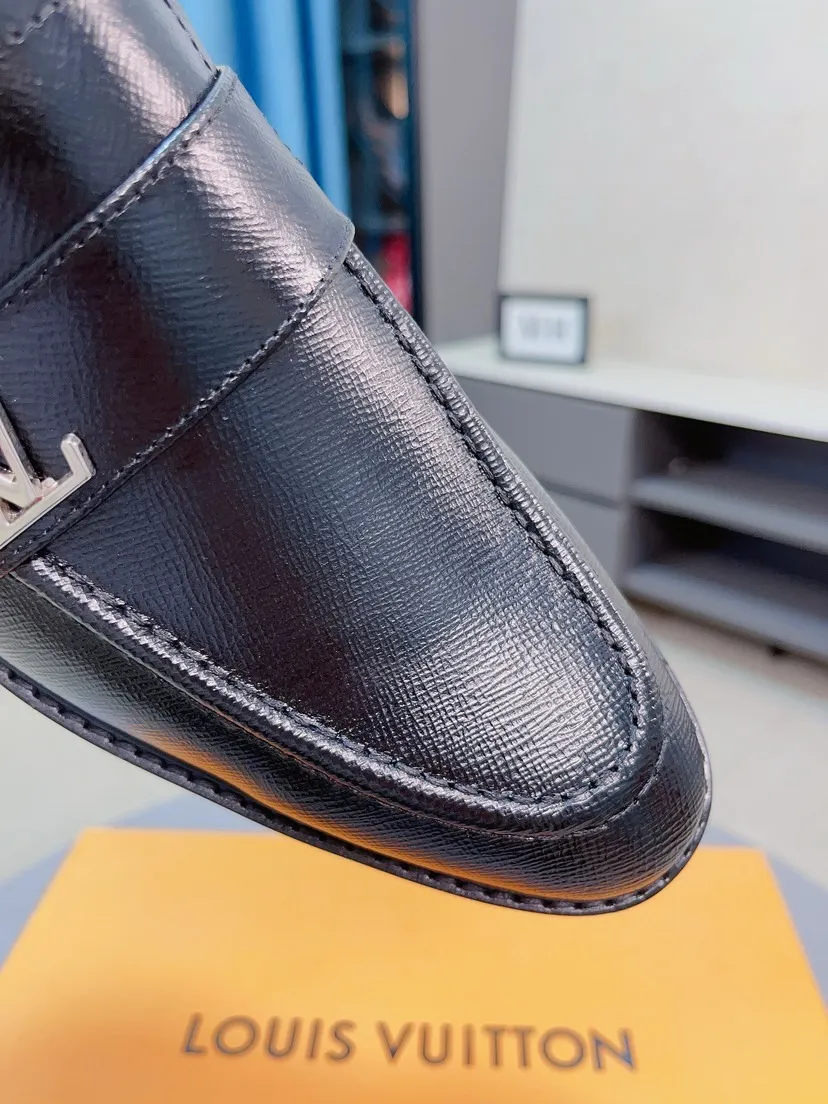 Men's shoes💰438🌹🌹【Louis Vuitton] LV official website synchronizes casual formal leather shoes, imported Italian first-layer calfskin, the leather feels natural and comfortable, and the flowing shoe body design embodies an extraordinary superior wearing experience. Smooth and tight hand-stitched seams achieve extraordinary noble taste. The lining is made of cowhide, which is high-end, comfortable and breathable, telling the man's high-spirited heart. Number of items in stock: 38-44 45 can be customized.